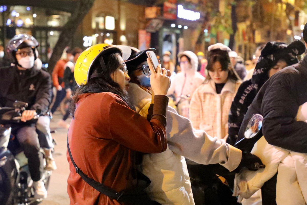 Rất nhiều người dân khi di chuyển qua khu vực Nhà thờ Lớn đã phải dừng xe lại chụp ảnh bởi vẻ đẹp lôi cuốn nơi đây.