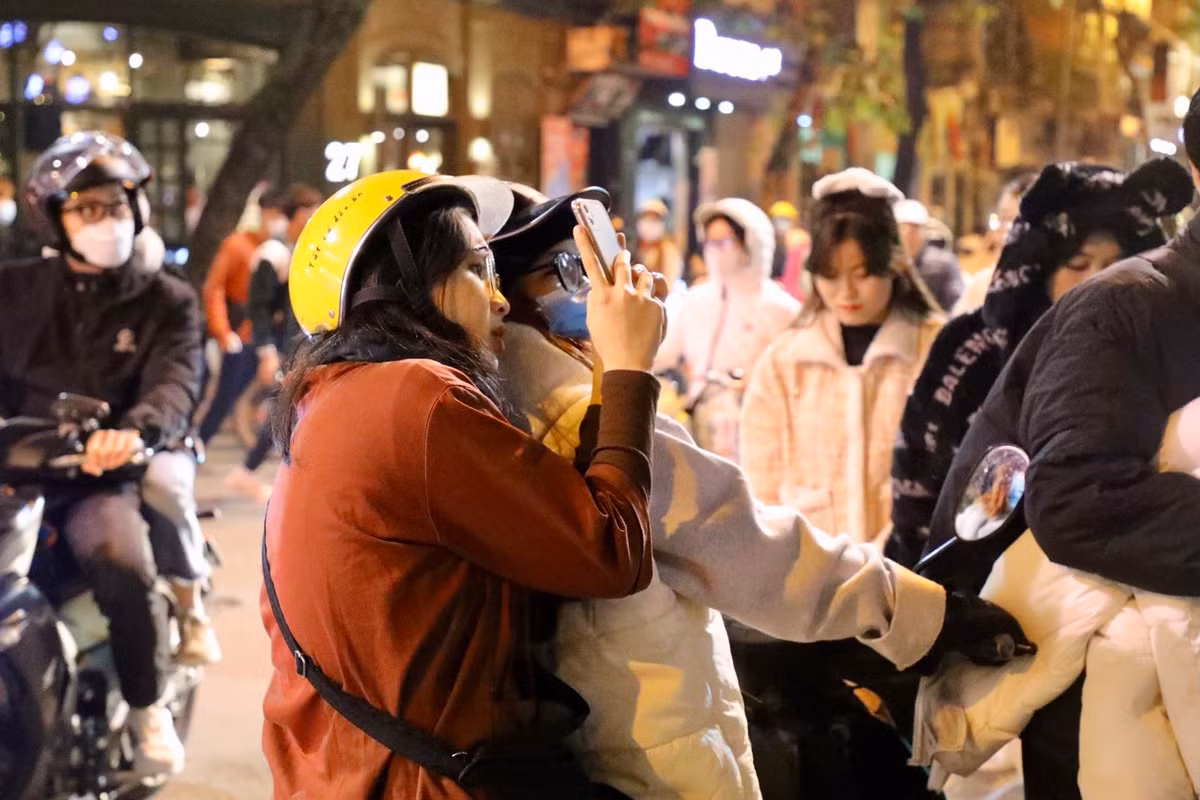 Rất nhiều người dân khi di chuyển qua khu vực Nhà thờ Lớn đã phải dừng xe lại chụp ảnh bởi vẻ đẹp lôi cuốn nơi đây.