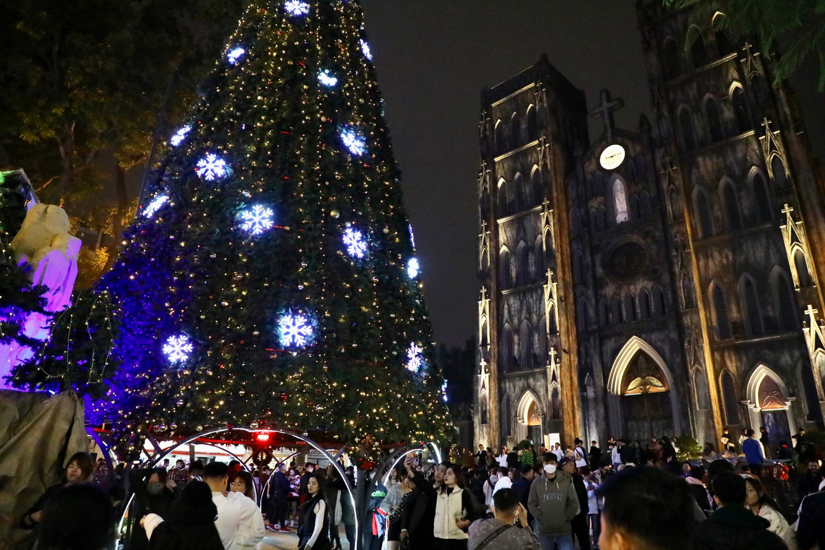 Tới khoảng 21h 30, Nhà thờ đã tắt một phần điện sáng nhưng lượng người vẫn đông.