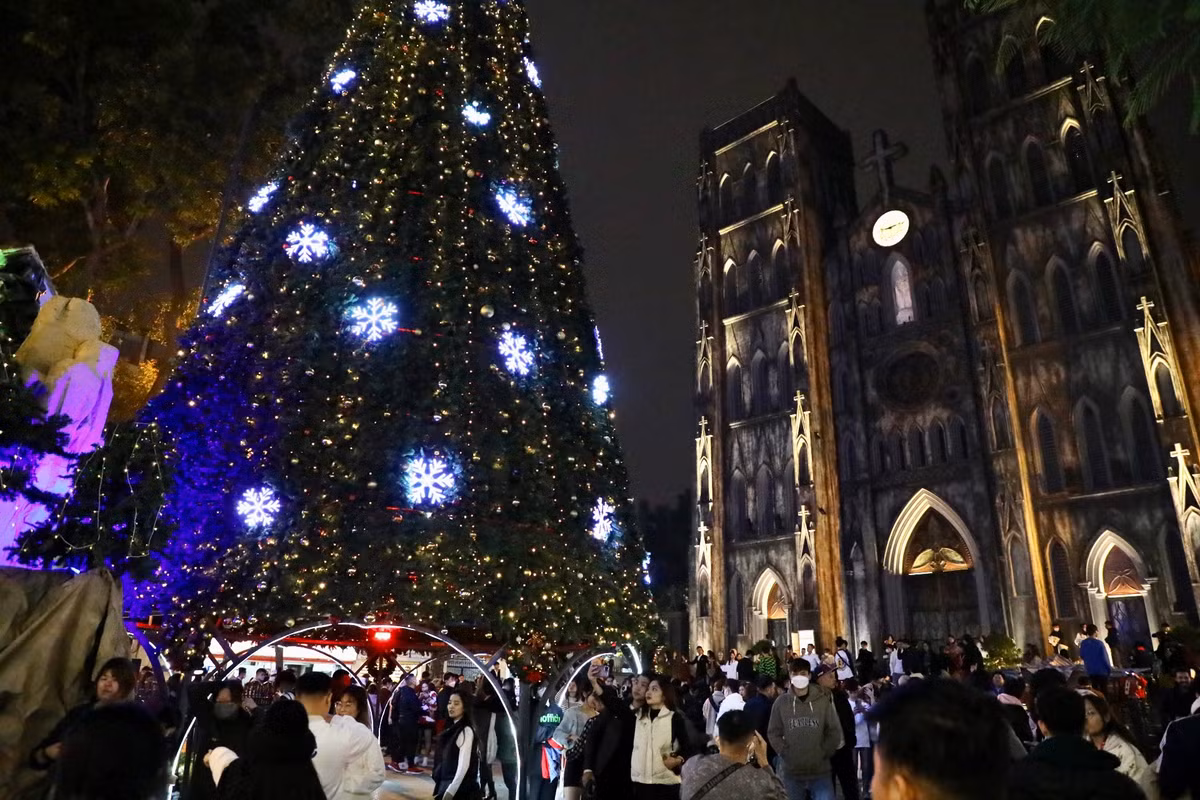 Tới khoảng 21h 30, Nhà thờ đã tắt một phần điện sáng nhưng lượng người vẫn đông.