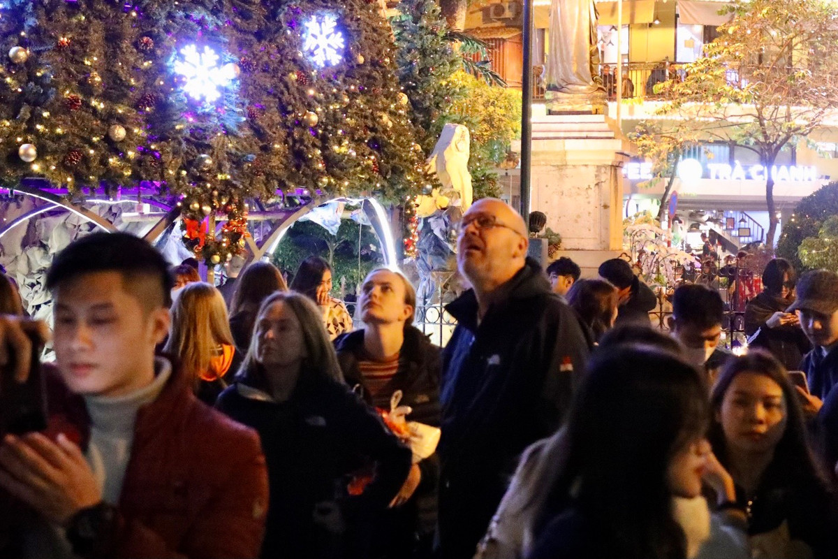 Không chỉ người dân Việt mà cả những du khách nước ngoài cũng bị cuốn hút bởi vẻ đẹp của Nhà thờ Lớn Hà Nội.