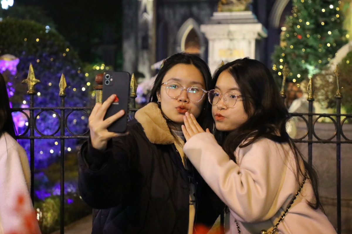 Noel cũng là dịp thu hút đông đảo các bạn trẻ đến "sống ảo".