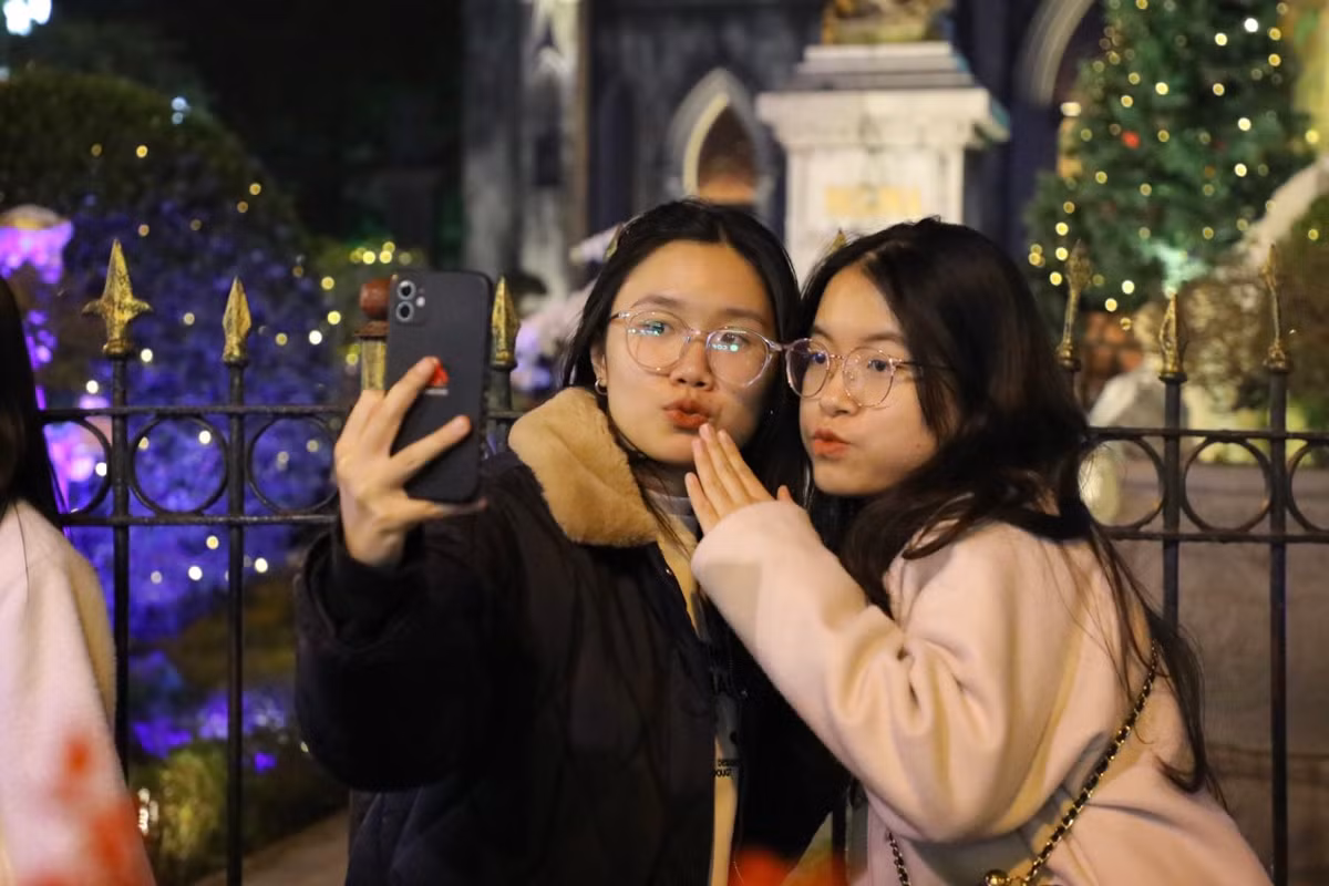 Noel cũng là dịp thu hút đông đảo các bạn trẻ đến "sống ảo".