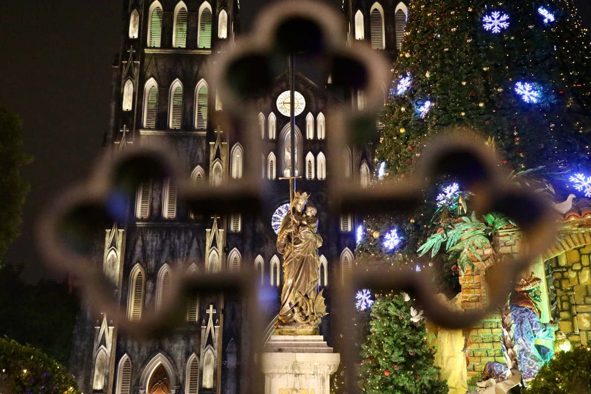 Sau gần 2 năm tu sửa (bắt đầu trùng tu từ tháng 4/2021) với 4 lần “thay da đổi thịt”, đến nay Nhà thờ Lớn Hà Nội đã hoàn thiện, trang hoàng lộng lẫy, lung linh ánh đèn điện chào đón mùa Giáng sinh.