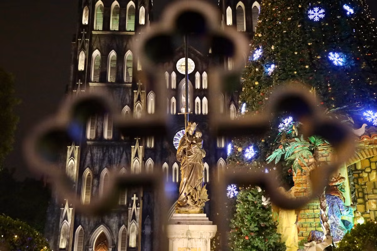 Sau gần 2 năm tu sửa (bắt đầu trùng tu từ tháng 4/2021) với 4 lần “thay da đổi thịt”, đến nay Nhà thờ Lớn Hà Nội đã hoàn thiện, trang hoàng lộng lẫy, lung linh ánh đèn điện chào đón mùa Giáng sinh.