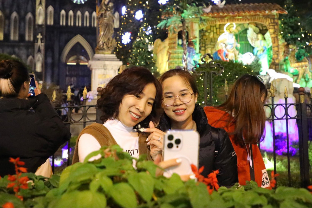 Chị Thuý Nga ở TP HCM đã ra Hà Nội chơi được 2 lần nhưng đây là lần đầu tiên chị được đón Giáng sinh tại Hà Nội: “Tôi thấy Giáng sinh ở ngoài Hà Nội rất tuyệt vời, đông vui và náo nhiệt. Các nhà thờ ở đây, đặc biệt là Nhà thờ Lớn Hà Nội trang hoàng đẹp lắm.”