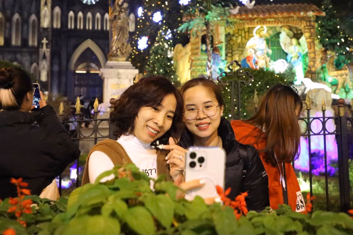 Chị Thuý Nga ở TP HCM đã ra Hà Nội chơi được 2 lần nhưng đây là lần đầu tiên chị được đón Giáng sinh tại Hà Nội: “Tôi thấy Giáng sinh ở ngoài Hà Nội rất tuyệt vời, đông vui và náo nhiệt. Các nhà thờ ở đây, đặc biệt là Nhà thờ Lớn Hà Nội trang hoàng đẹp lắm.”