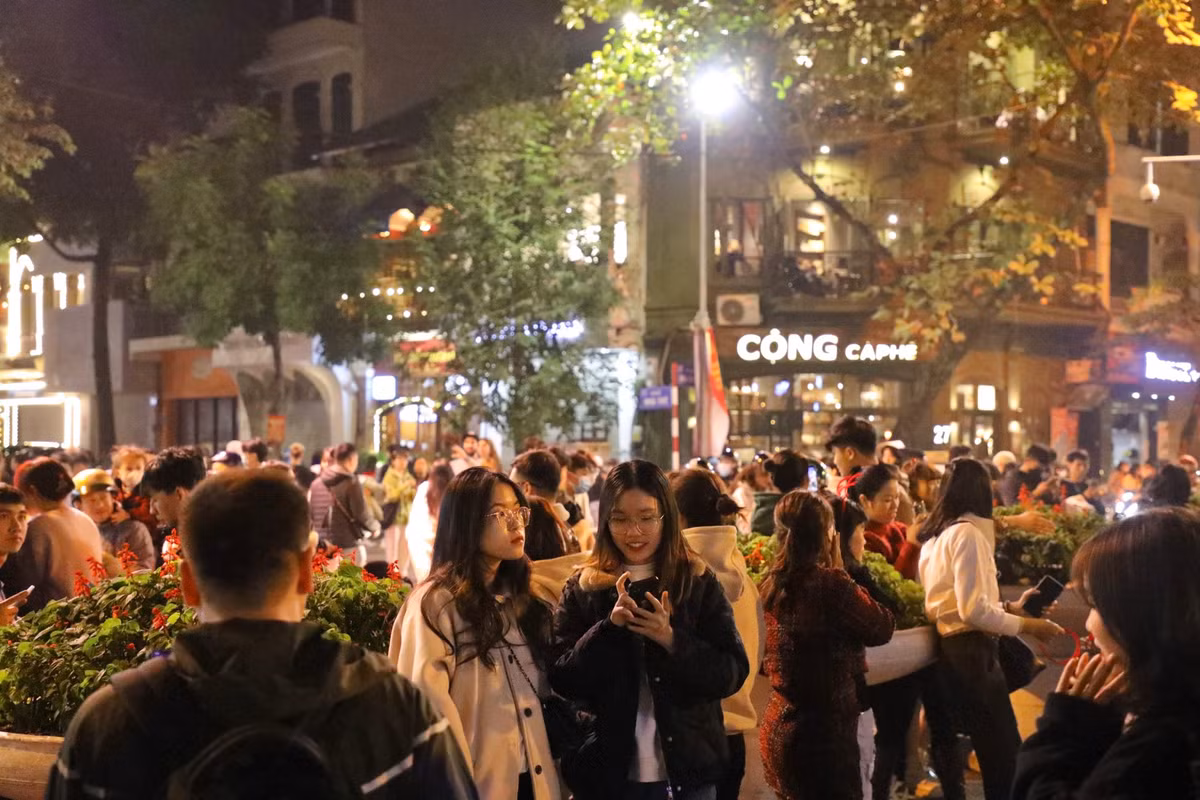 Theo ghi nhận của PV, 20h20 ngày 11/12, khu vực Nhà thờ Lớn Hà Nội đã chật kín người dân và du khách tới vui chơi và chụp ảnh kỷ niệm. Lượng người tập trung ngoài đường (trước cửa Nhà thờ) khá đông.