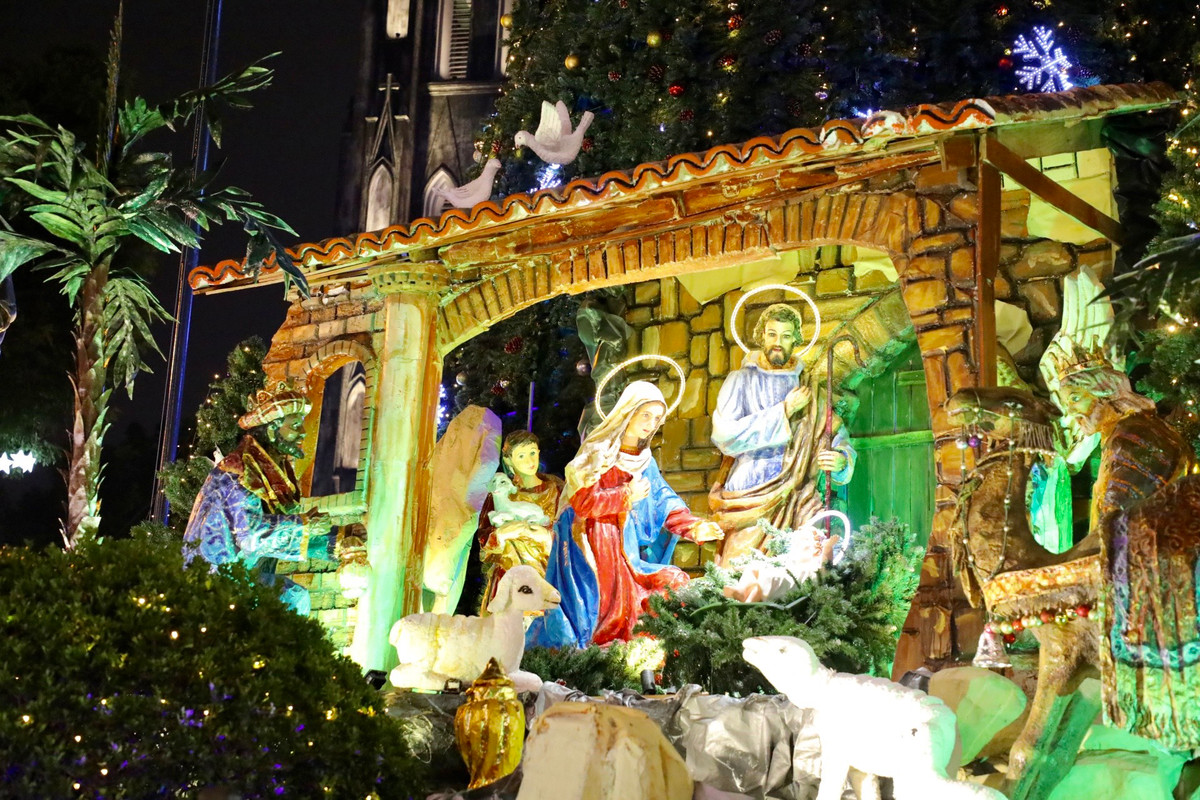 Tiểu cảnh Chúa Jesus hài đồng hạ sinh với kích thức, tỷ lệ lớn được đặt ở khuôn viên phía trước Nhà thờ.