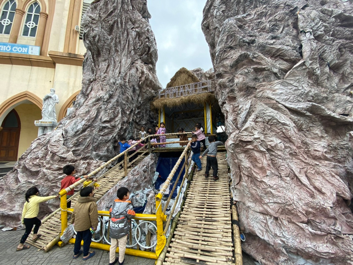 Chỉ còn 1 tuần nữa là đến lễ Noel 2022, hòa chung niềm vui, bà con giáo xứ Đông Sơn, Đông Yên ở khu TĐC xã Kỳ Nam, phường Kỳ Phương (TX Kỳ Anh, Hà Tĩnh) đang rộn ràng chuẩn bị đón một mùa Giáng sinh mới. 