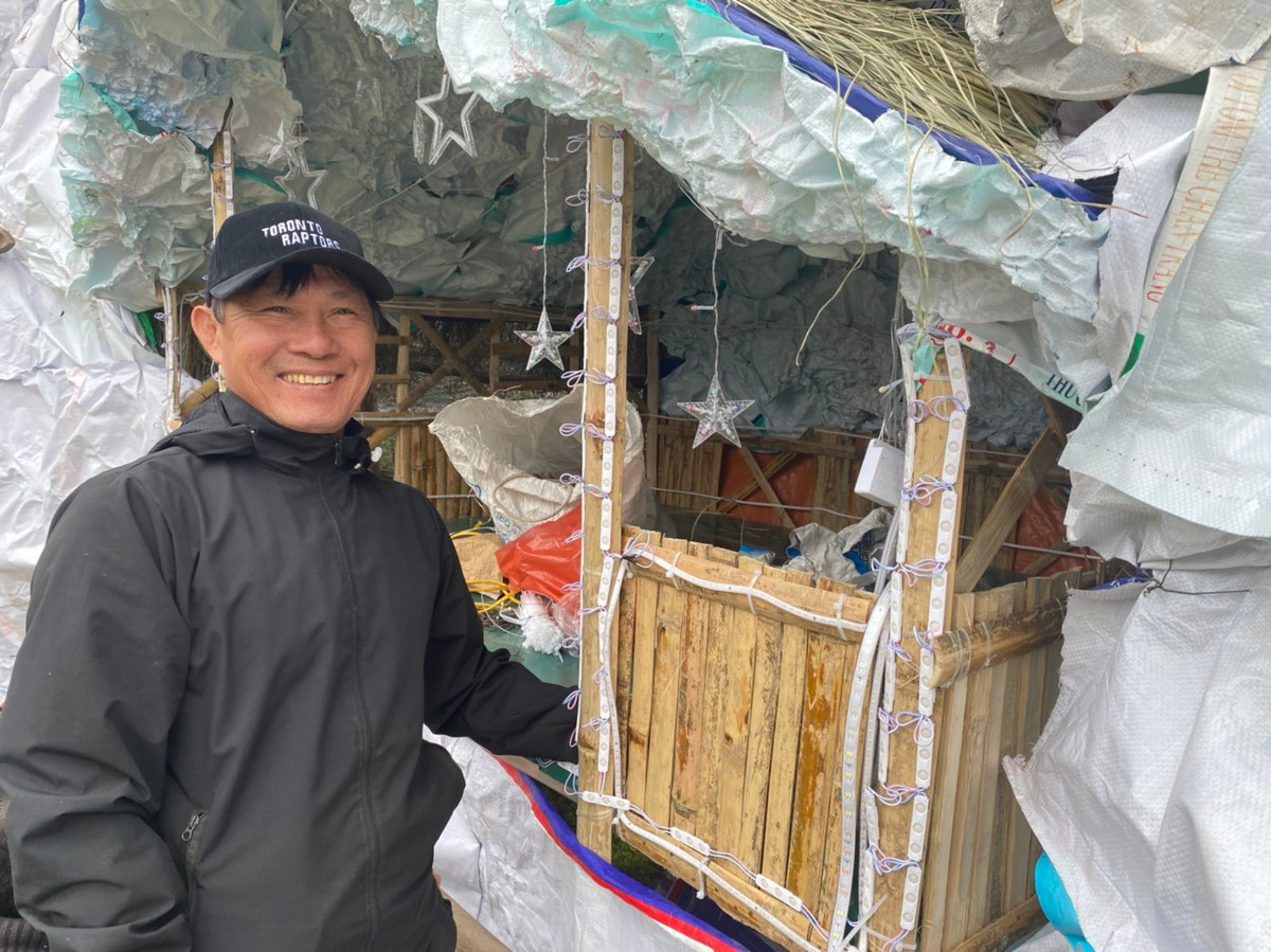 Ông Mai Minh, tổ trưởng tổ 8 chia sẻ, giáo xứ Đông Sơn có 21 tổ. Mấy ngày qua các thành viên của tổ đều vui vẻ sắp xếp công việc ra đây dựng hang đá, dọn vệ sinh để kịp đón ngày lễ lớn.