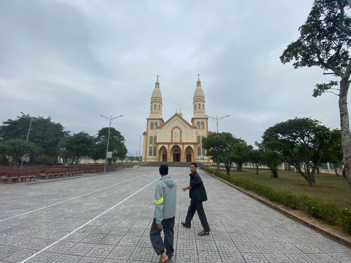Cách đó chưa đầy 1km, bà con giáo xứ Đông Yên (TĐC Kỳ Phương) cũng đang tất bật trang trí nhà thờ, dọn dẹp vệ sinh để chào mùa Giáng sinh mới