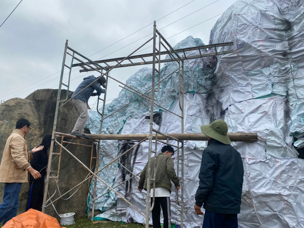 Hang đá của tổ 8 đang được gấp rút hoàn thiện. Được biết, tùy theo điều kiện mỗi tổ sẽ có cách xây dựng các hang đá lớn nhỏ khác nhau. Theo ông Minh, ở tổ 8 mỗi hộ gia đình đóng từ hai đến ba trăm ngàn đồng để làm hang đá. Ai ai cũng hồ hởi đóng góp chung tay xây dựng.