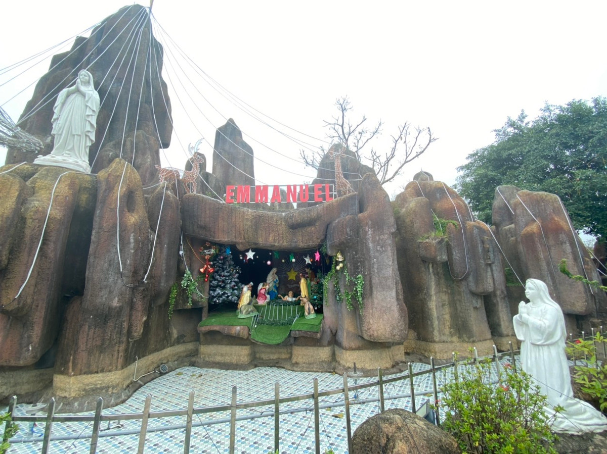Bên trong nhà thờ giáo xứ Đông Yên, hang đá đã được trang hoàng chào đón mùa giáng sinh mới.