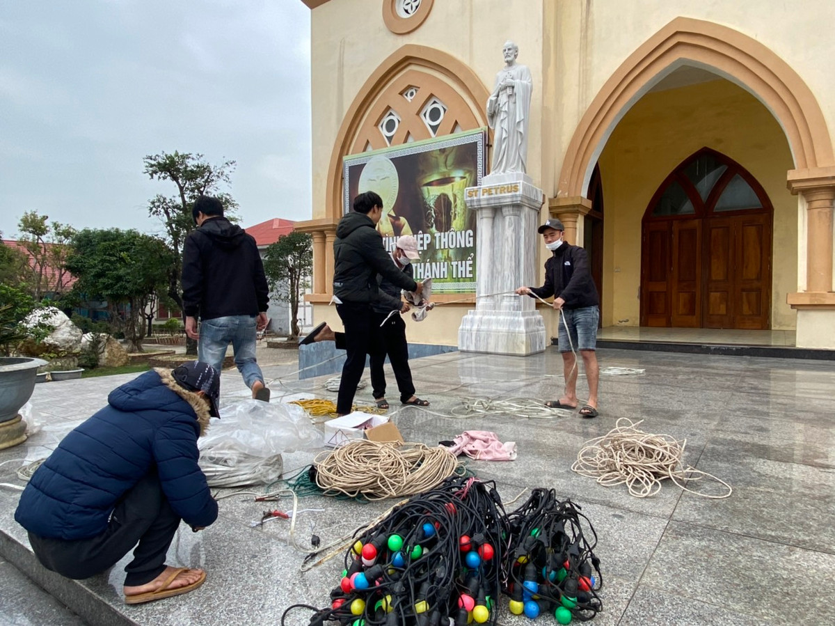 Bên ngoài nhà thờ giáo xứ Đông Sơn, một tốp thanh niên đang tất bật trang trí đèn nháy các loại. Tất cả đều cố gắng làm thật nhanh để kịp đón Giáng sinh đẹp nhất