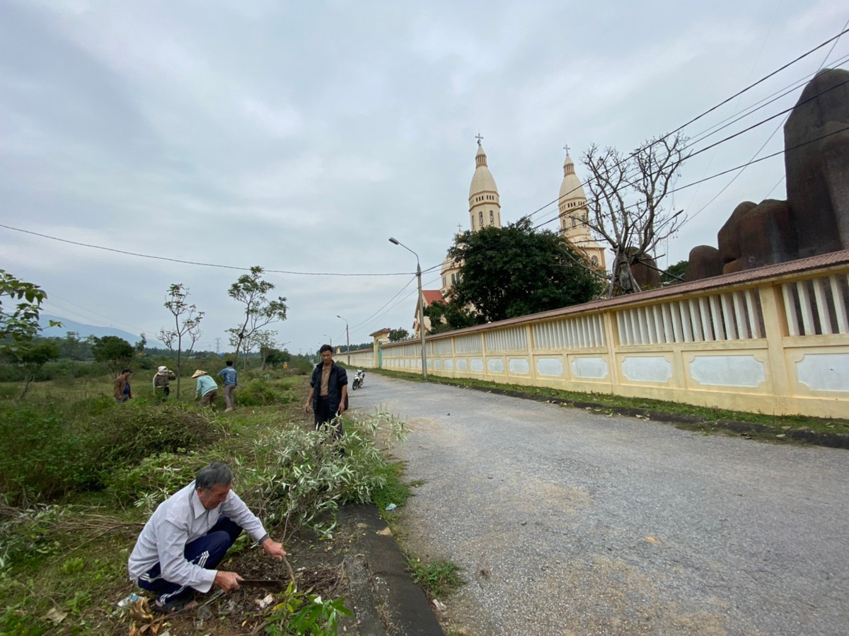Xung quanh nhà thờ cũng đang được bà con dọn dẹp. Anh Mai Xuân Diện cho hay, Giáng sinh năm nào cũng vui cả, tuy nhiên năm nay nếu được mùa cá cháo thì sẽ vui hơn. Giáo xứ Đông Yên có 47 tổ. Kể từ ngày di dời về nơi ở mới bà con đã an lành đón gần chục mùa Giáng sinh nơi đây.