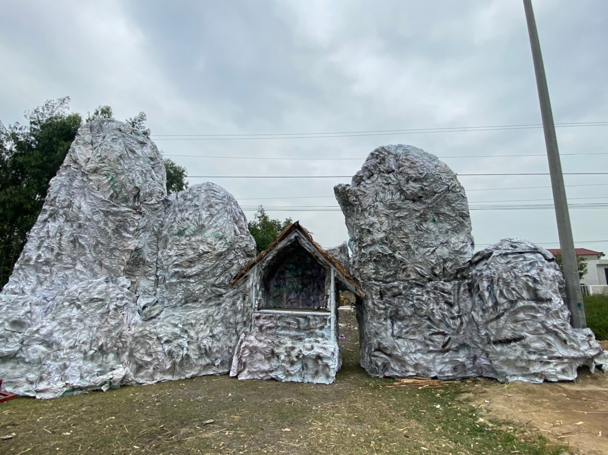 Một hang đá đã hoàn thiện, theo bà con về đêm mới đẹp lung linh. Giáo xứ Đông Sơn có 21 tổ thì sẽ có 21 hang đá. 