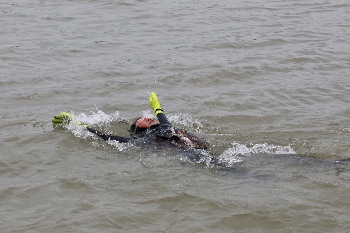 Cô Lan cho biết thêm, nhiệt độ dưới nước ấm hơn so với nhiệt độ trên bờ.