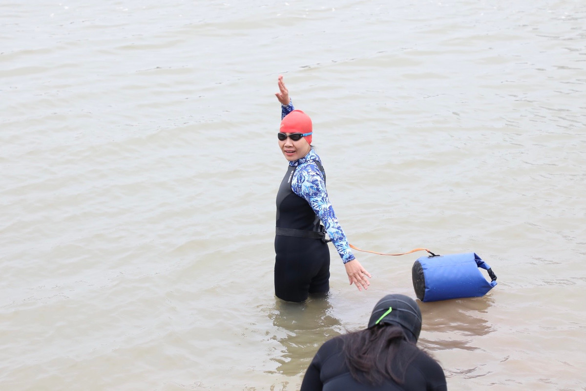 Sau khi khởi động xong, mọi người bắt đầu ngâm mình xuống dòng nước. Thời gian và quãng đường bơi sẽ tuỳ vào khả năng của mỗi người.