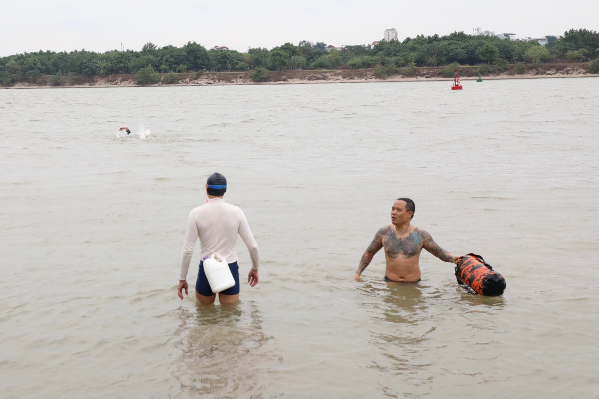 Chiều 4/12, bất chấp đợt rét đậm đầu mùa, nhiều người dân Hà Nội không từ bỏ thói quen bơi lội, " tắm tiên" tại khu vực Bãi Giữa Sông Hồng (gần chân cầu Long Biên, Hà Nội).