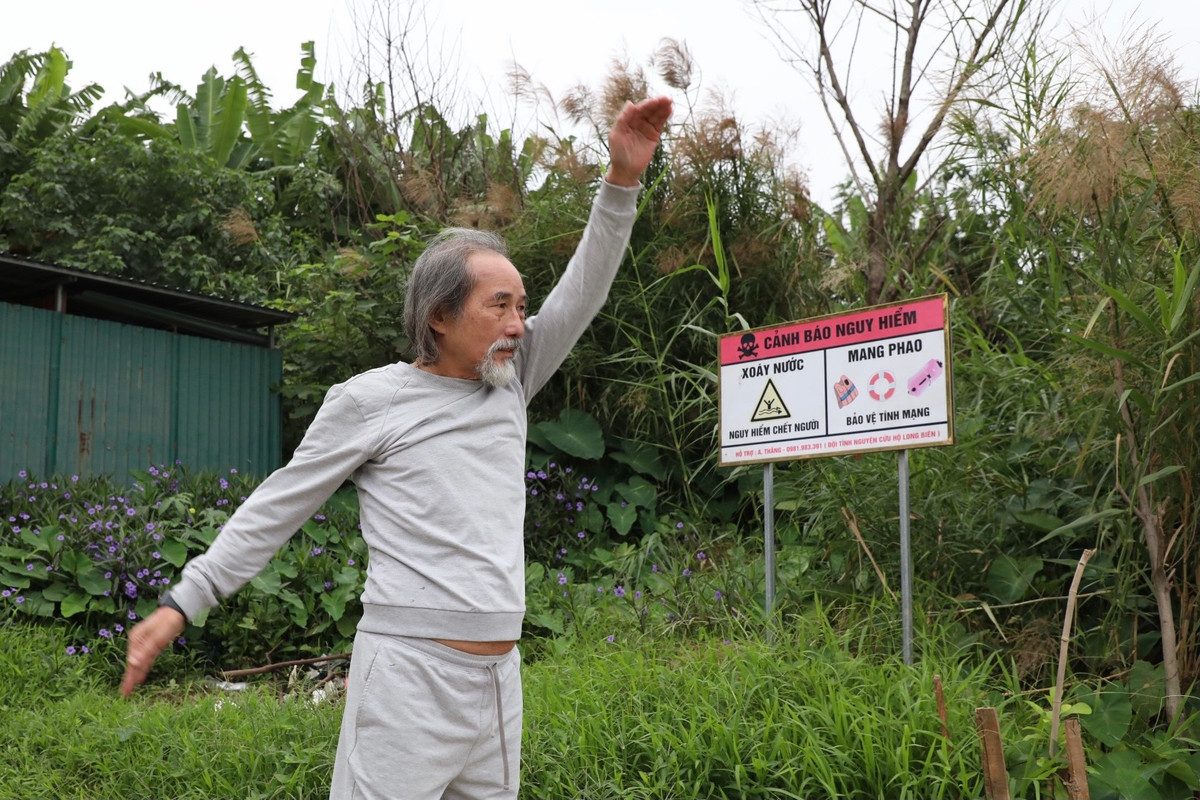 Ông Thái Thượng Triết (Hoàn Kiếm, Hà Nội) đang khởi động trước khi bơi chia sẻ: "Tôi năm nay 76 tuổi, đã bơi ở đây được 30 năm. Bơi giúp tôi có thêm nhiều sức khoẻ và khi bơi cho tôi cảm giác như mình đang thiền vậy, rất thư giãn và thoải mái.”
