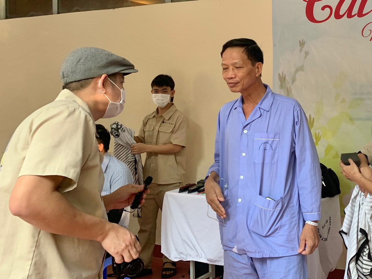 Tiệm cắt tóc 0 đồng tại Bệnh viện Đại học Y Hà Nội - Hình 2 Tiem cat toc 0 dong tai Benh vien Dai hoc Y Ha Noi-Hinh-2