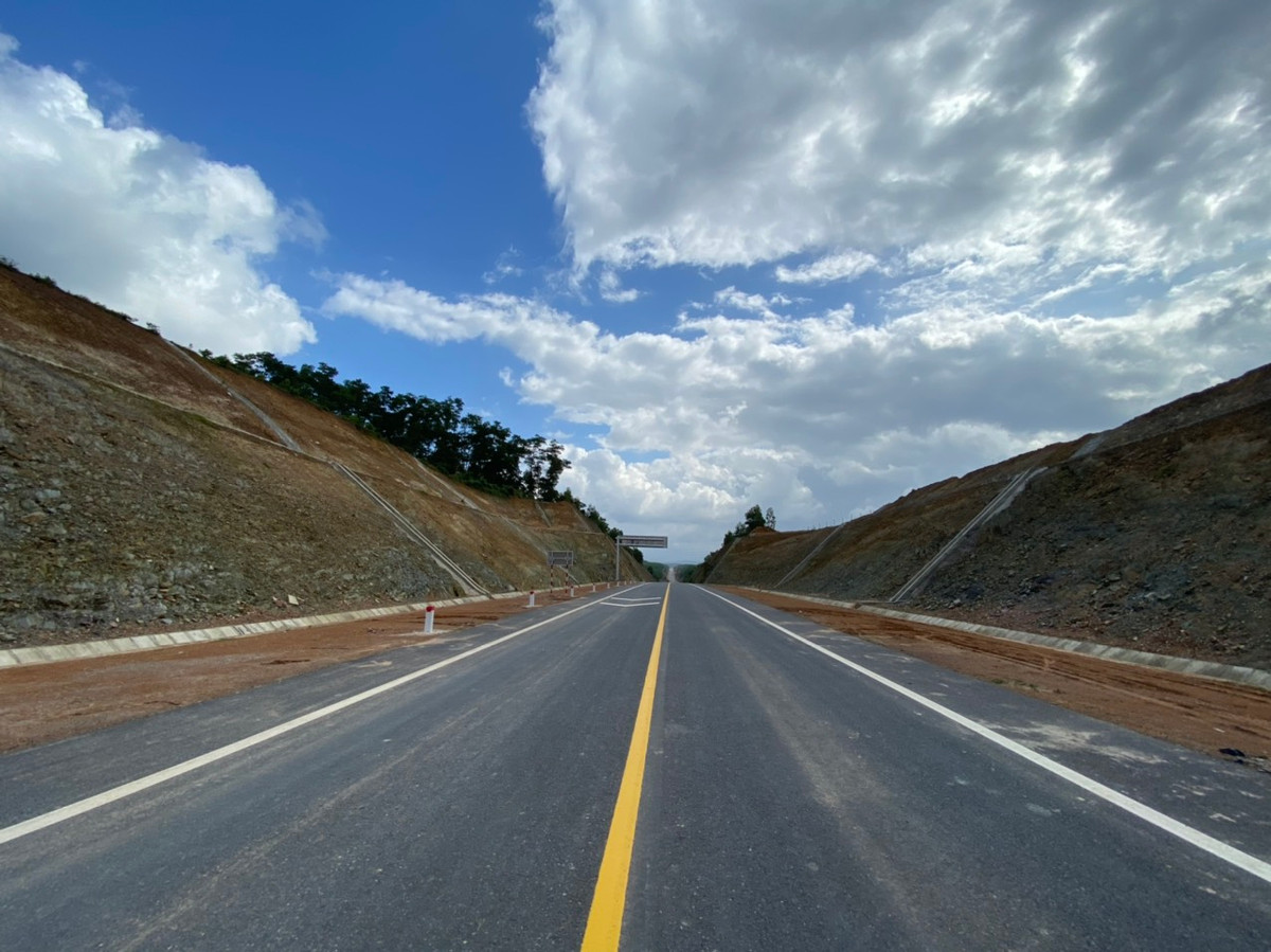 Để có tuyến cao tốc đẹp, trước đó chủ đầu tư và nhà thầu thi công đã phải "bạt núi, xẻ đồi" vượt mọi khó khăn.