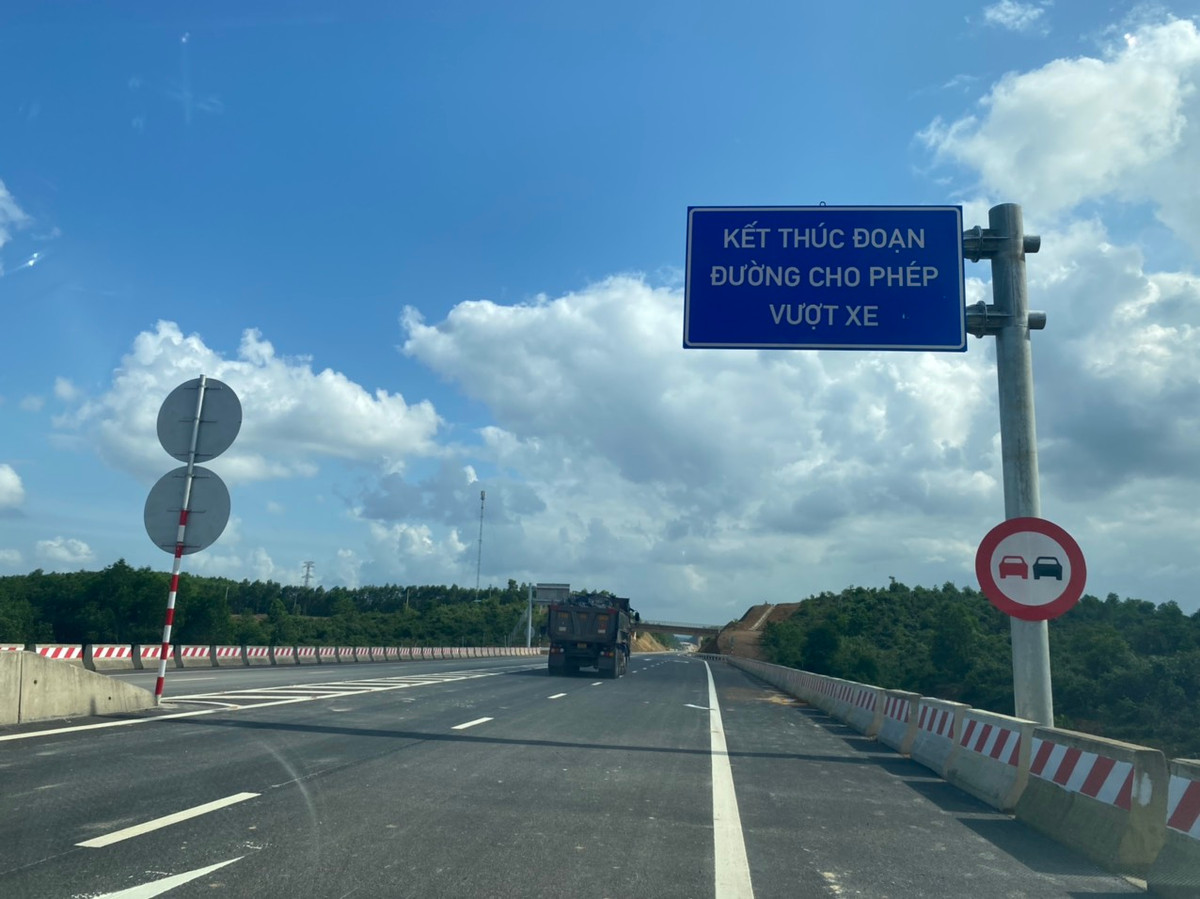 Sau thời gian thi công, vượt mọi khó khăn, đến thời điểm này các hạng mục công trình xây dựng, hệ thống đảm bảo an toàn giao thông đã được thi công cơ bản hoàn thành để ngày 31/12 tới sẽ chính thức đưa tuyến chính vào khai thác.