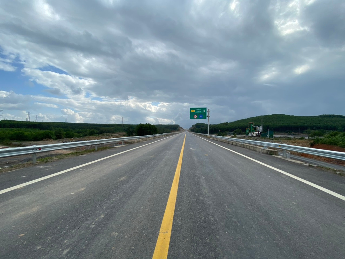 Được biết, trong giai đoạn đầu, dự án có mặt đường cắt ngang với quy mô 2 làn xe, bề rộng nền 12m. Riêng các đoạn nền đường đào sâu có quy mô 2 làn xe, bề rộng nền 23m; Các đoạn vượt xe có quy mô 4 làn xe, bề rộng nền 23m. Giai đoạn hoàn chỉnh, tuyến cao tốc này sẽ có quy mô 4 làn xe, bề rộng nền đường là 23m.