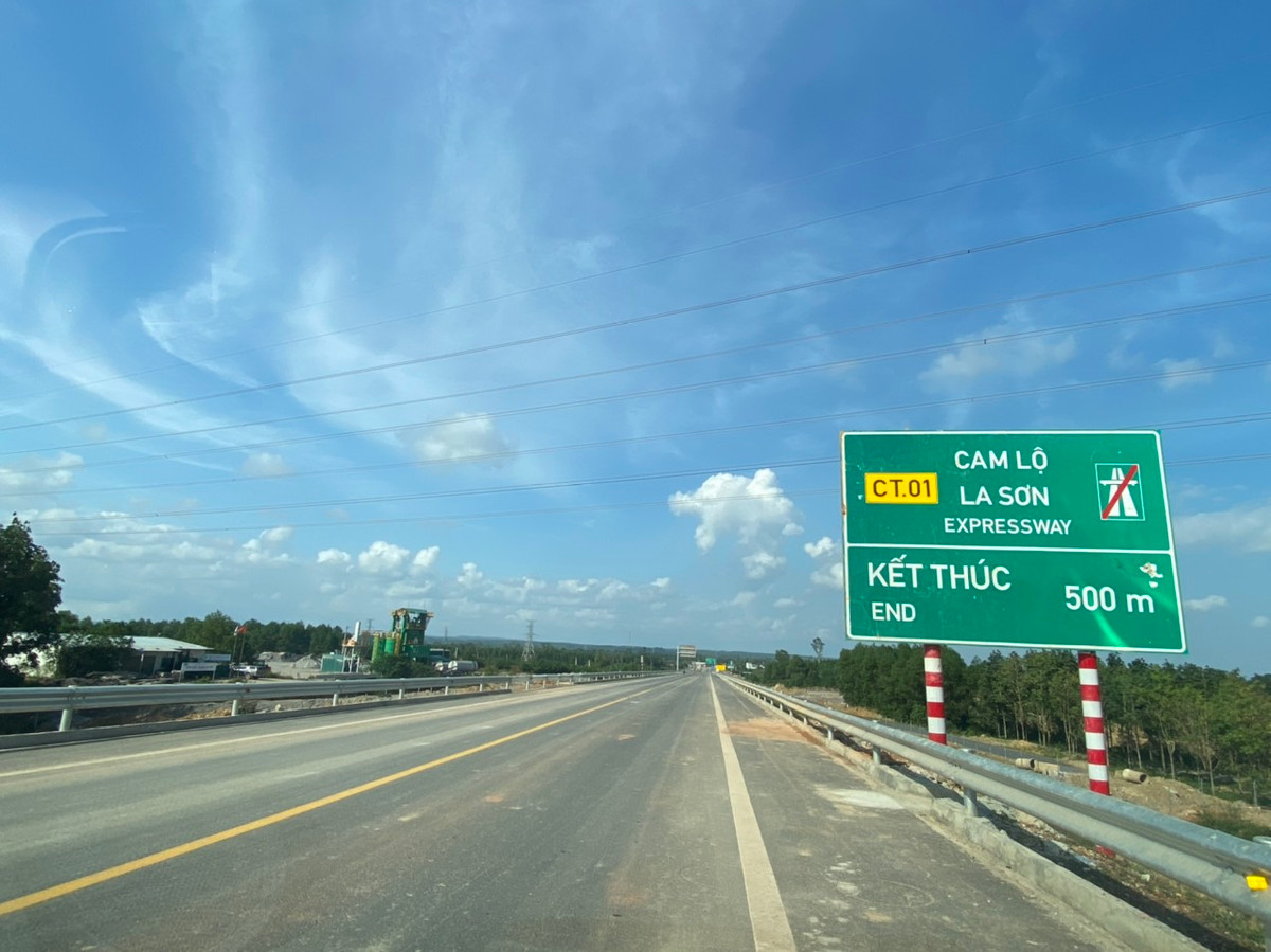 Việc tuyến cao tốc Cam Lộ - La Sơn hoàn thành sẽ kết nối với tuyến cao tốc La Sơn - Túy Loan (đã khánh thành trước đó) gắn kết với tuyến cao tốc Đà Nẵng - Quảng Ngãi. Dự kiến, sau lễ khánh thành, thông xe tuyến chính cao tốc Cam Lộ - La Sơn, sẽ diễn ra lễ khởi công xây dựng đoạn tuyến cao tốc Vạn Ninh – Cam Lộ.