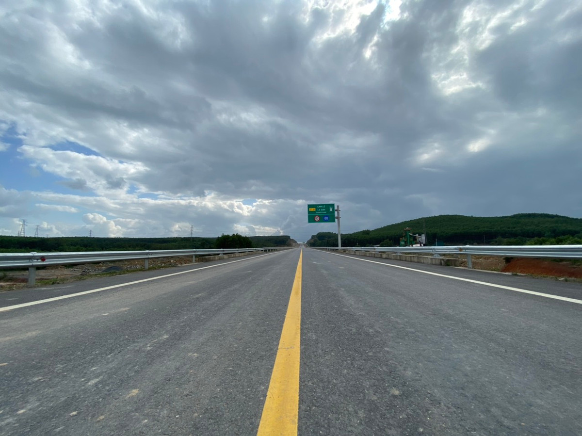 Trong giai đoạn đưa vào khai thác, cao tốc Cam Lộ-La Sơn chỉ cho phép phương tiện giao thông cơ giới đường bộ được phép lưu thông (trừ các loại phương tiện giao thông theo quy định tại Khoản 4 Điều 26 của Luật Giao thông đường bộ). Các phương tiện xe mô tô, xe gắn máy, máy kéo, xe máy chuyên dùng có tốc độ nhỏ hơn 70km/giờ, xe thô sơ và người đi bộ lưu thông trên Quốc lộ 1 và các tuyến đường bộ khác.