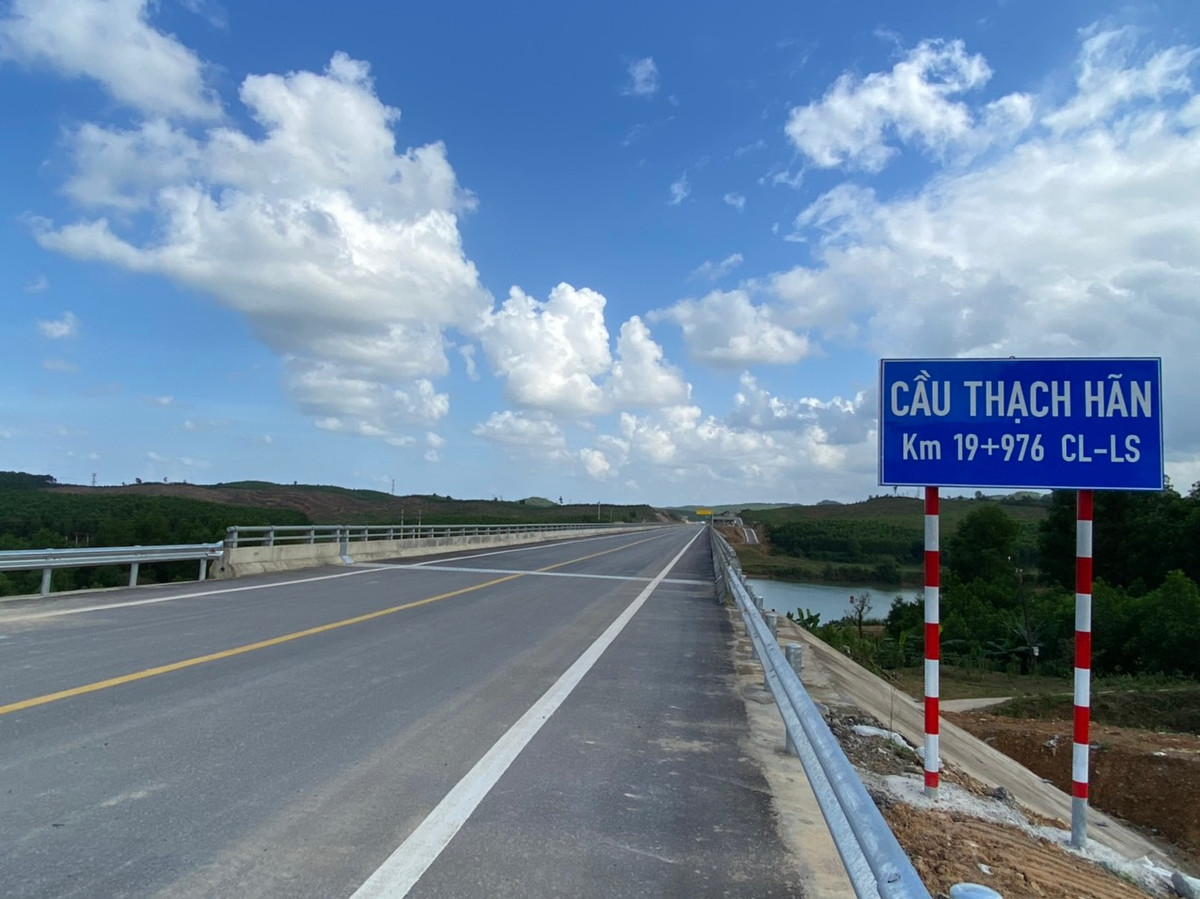 Tuyến cao tốc đi qua địa phận tỉnh Quảng Trị, trên dòng sông Thạch Hãn