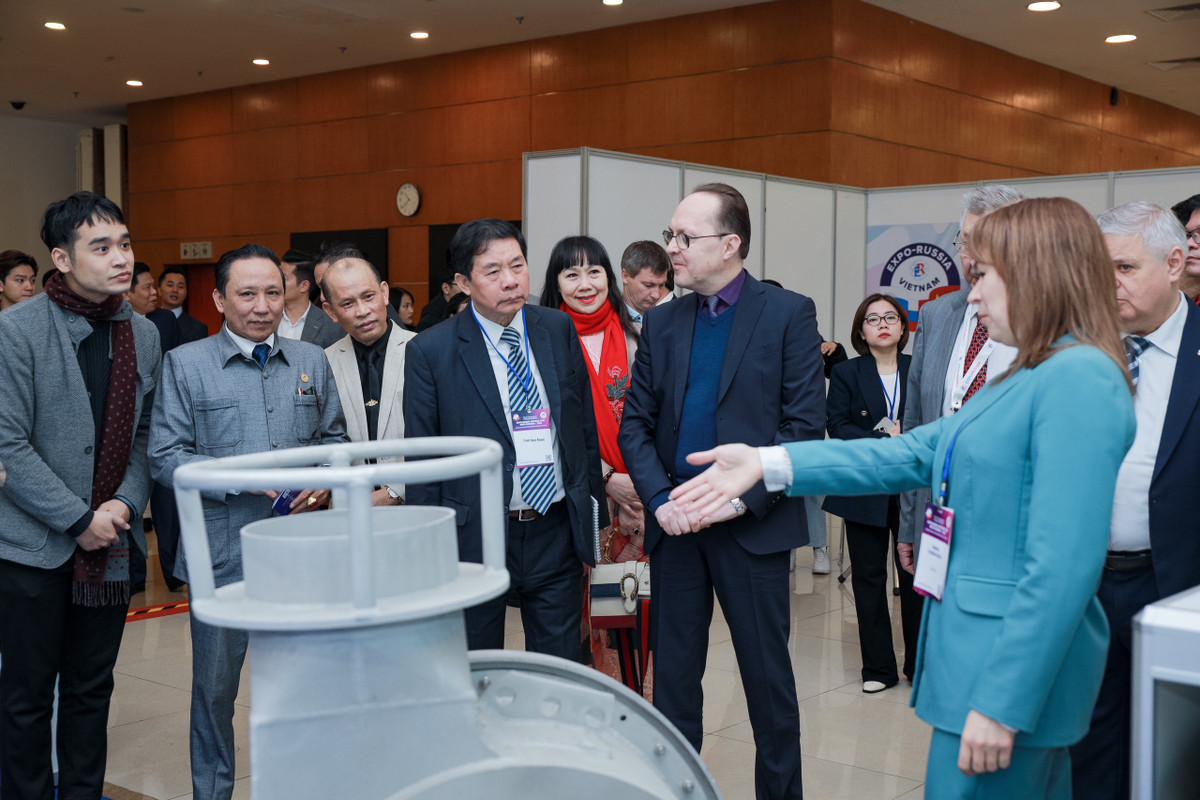 Ông Trịnh Quốc Khánh - Phó Chủ tịch Thường trực Trung ương Hội Hữu nghị Việt - Nga (thứ 3 bên phải) cùng các đại biểu tham quan gian hàng tại triển lãm. Triển lãm được tổ chức nhằm thúc đẩy mối quan hệ hợp tác kinh tế, khoa học, kỹ thuật, văn hóa và chính trị giữa Việt Nam và Liên bang Nga, phát triển các mối quan hệ kinh doanh, thương mại, kinh tế và đầu tư giữa hai nước. 