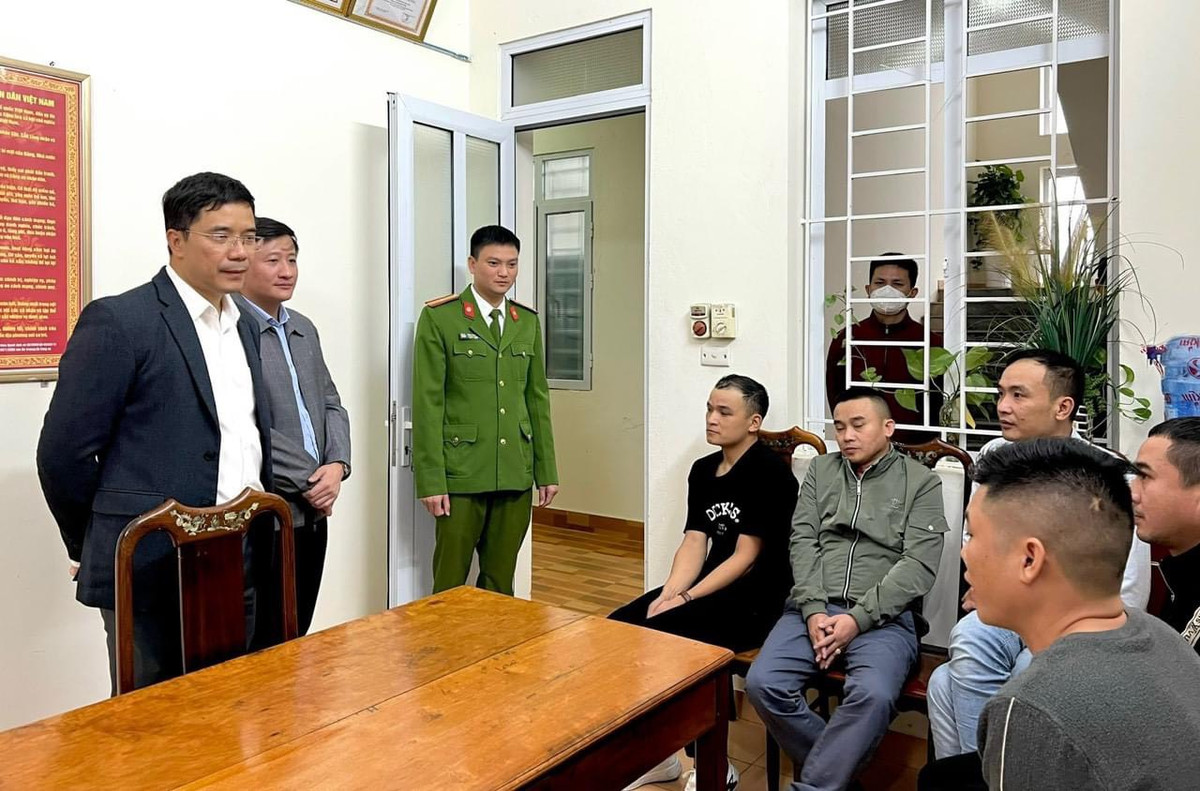 Hà Tĩnh: Phát hiện hàng chục thanh niên phê ma túy trong quán bar - Hình 3 Ha Tinh: Phat hien hang chuc thanh nien phe ma tuy trong quan bar-Hinh-3