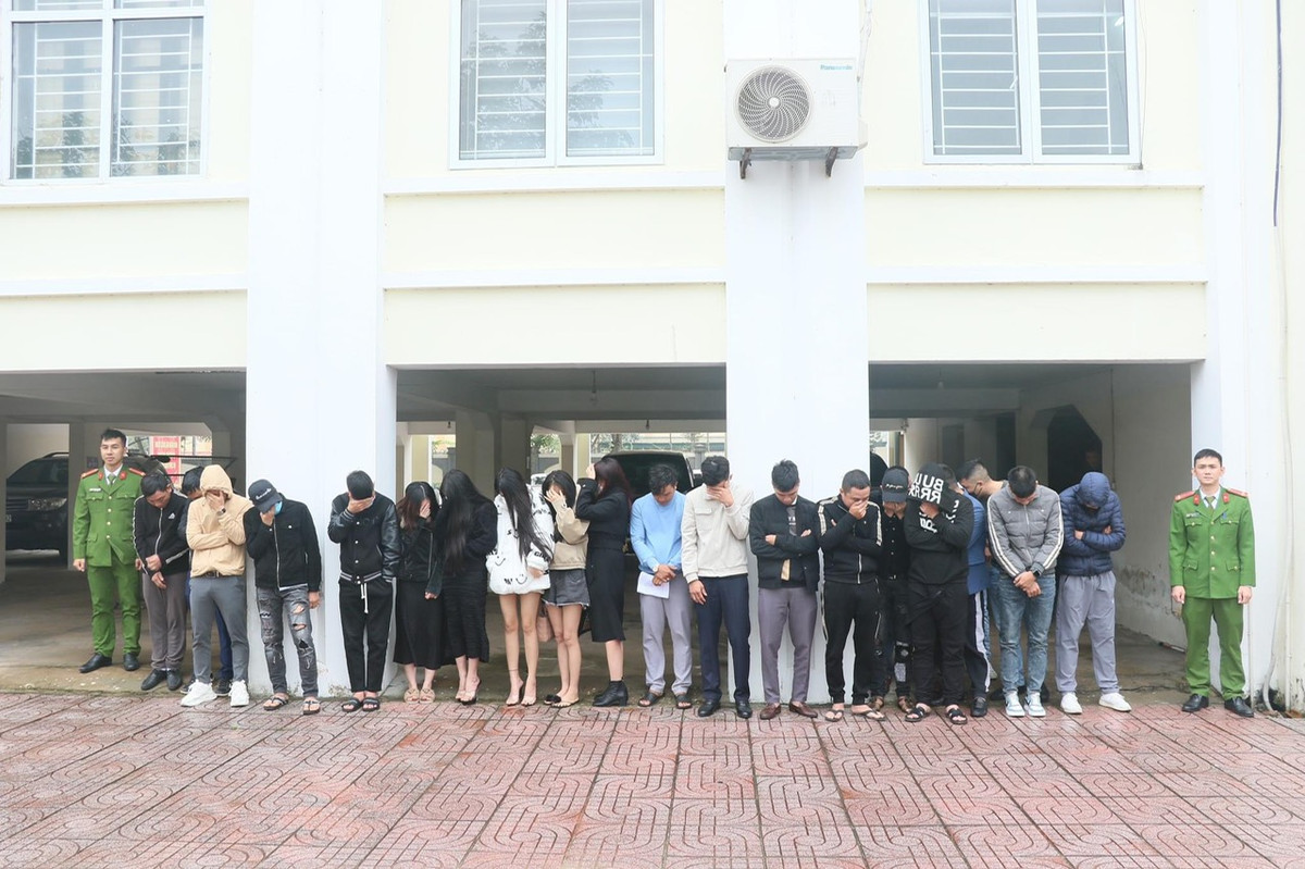 Hà Tĩnh: Phát hiện hàng chục thanh niên phê ma túy trong quán bar - Hình 2 Ha Tinh: Phat hien hang chuc thanh nien phe ma tuy trong quan bar-Hinh-2