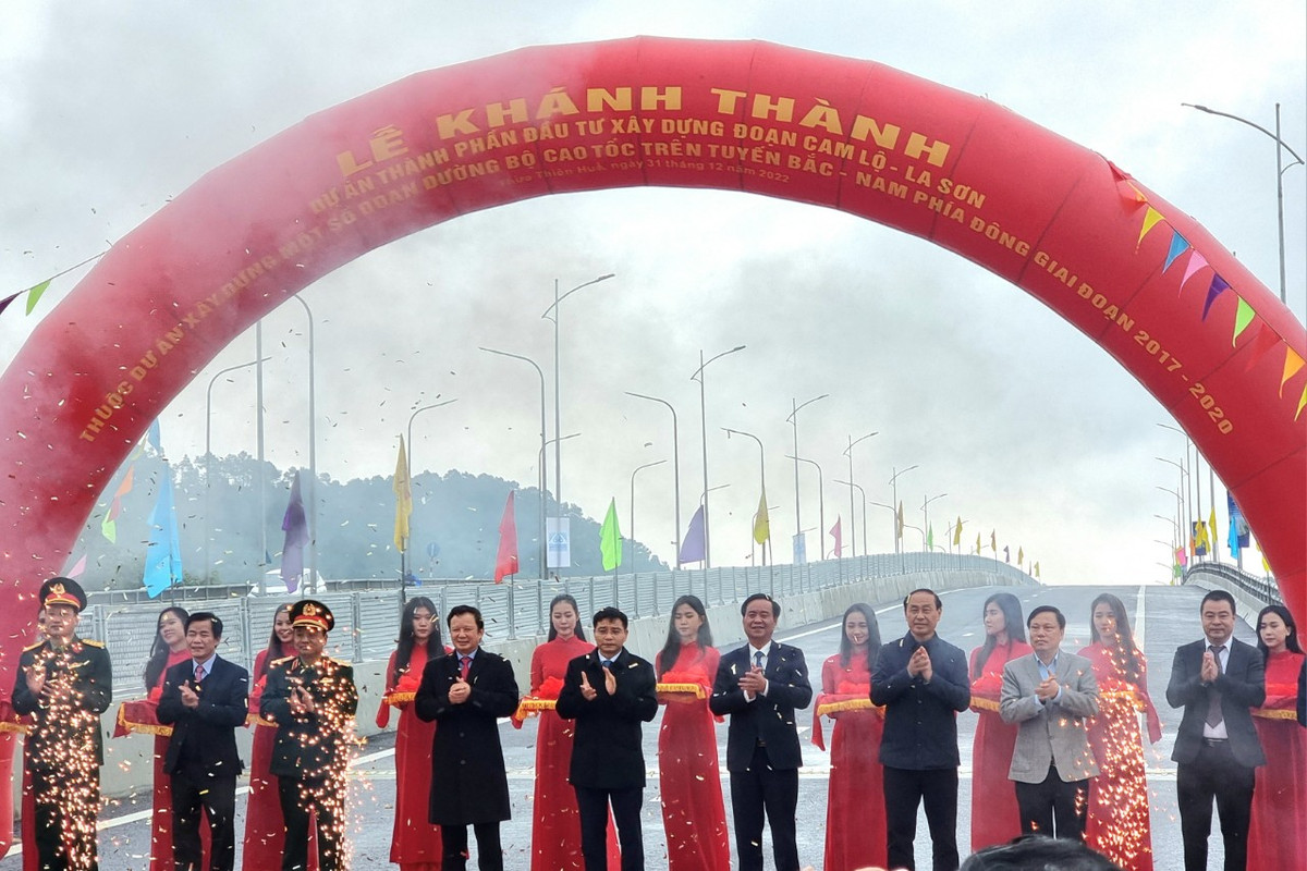 Chính thức thông xe tuyến cao tốc Cam Lộ - La Sơn Chinh thuc thong xe tuyen cao toc Cam Lo - La Son