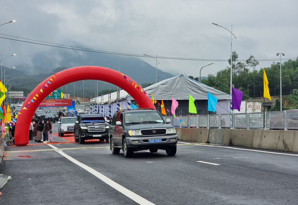 Chính thức thông xe tuyến cao tốc Cam Lộ - La Sơn - Hình 3 Chinh thuc thong xe tuyen cao toc Cam Lo - La Son-Hinh-3