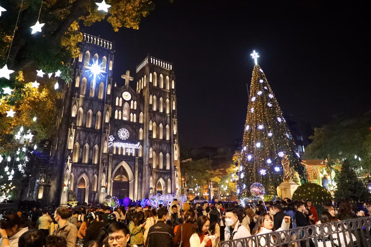 Mỗi mùa Noel tới Nhà thờ Lớn Hà Nội (phố Nhà Chung, quận Hoàn Kiếm) luôn trở thành điểm đến thu hút đông đảo tín đồ Công giáo cũng như du khách thập phương. 