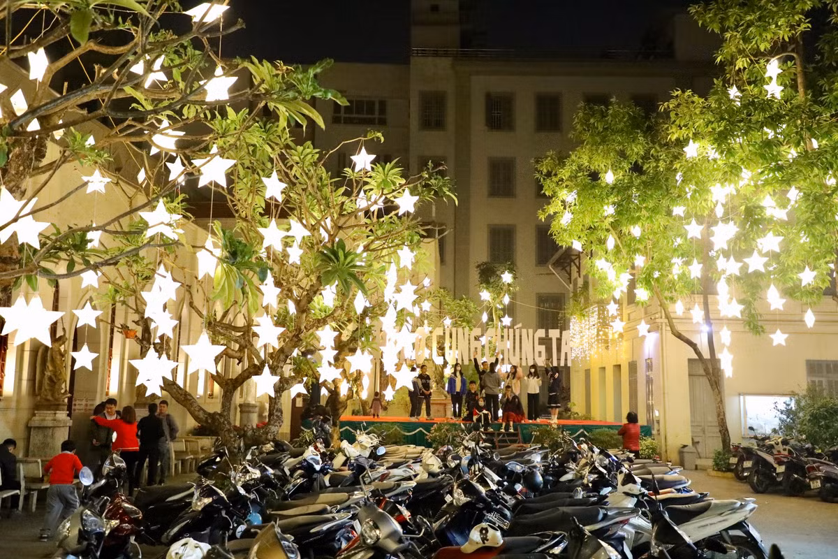 Hàng trăm ngôi sao sáng được trang trí xung quanh Nhà thờ.