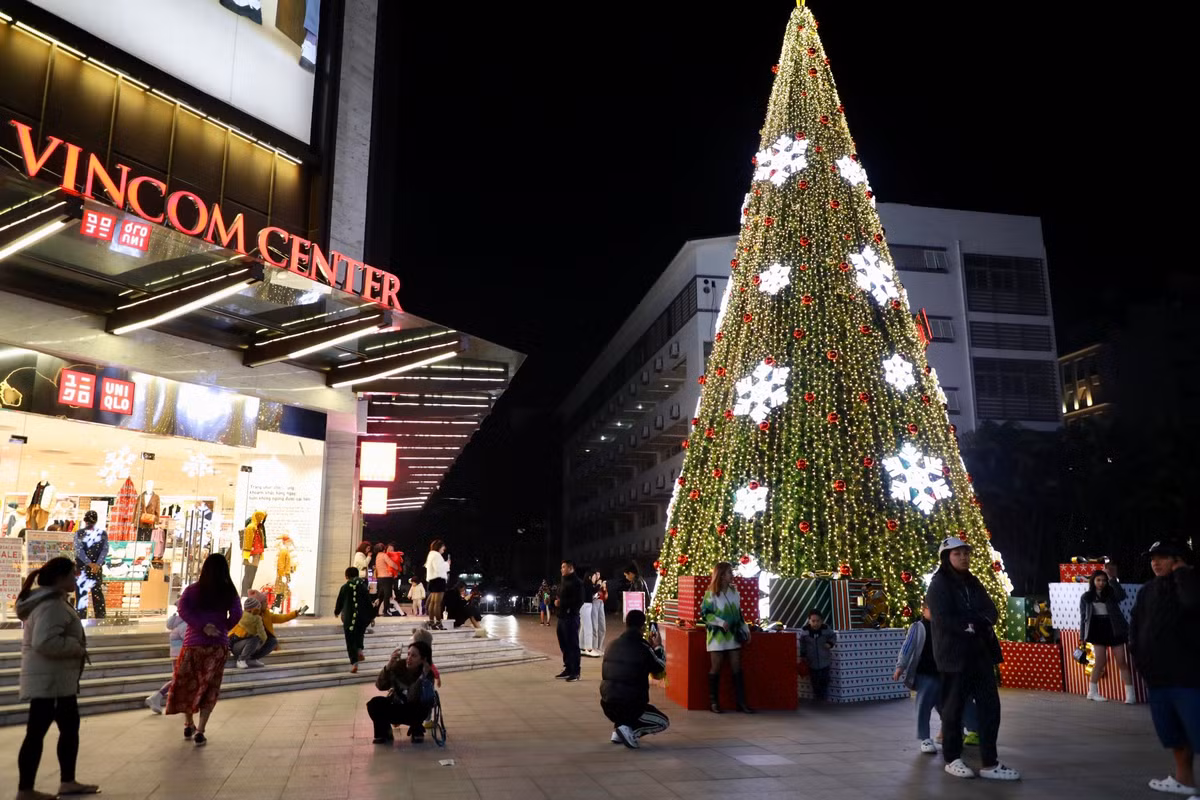 Không chỉ riêng Nhà thờ, nhiều địa điểm khác cũng trang trí lộng lẫy đón Giáng sinh. Tại Trung tâm thương mại Vincom Bà Triệu bừng sáng, rực rỡ sắc màu.