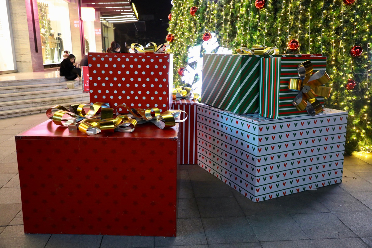 Những hộp quà "siêu to khổng lồ" được trang trí cạnh cây thông Noel "khổng lồ".