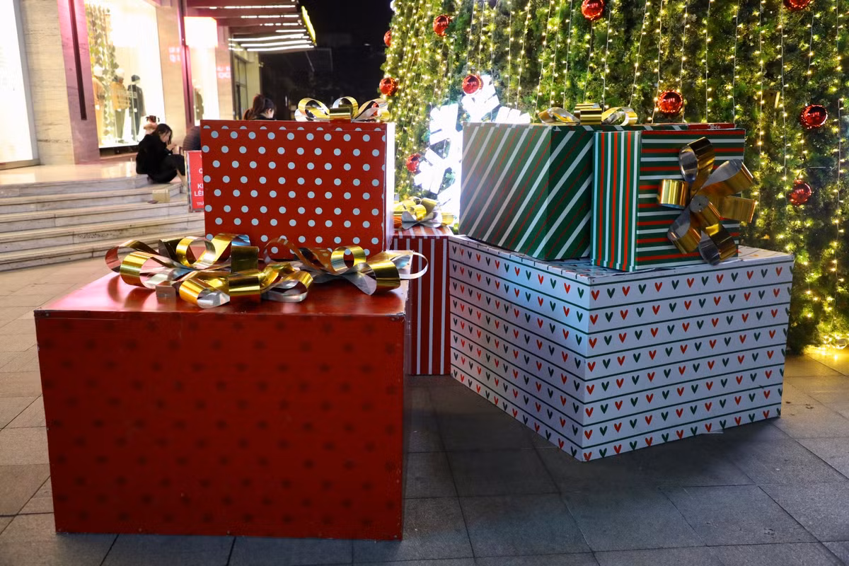 Những hộp quà "siêu to khổng lồ" được trang trí cạnh cây thông Noel "khổng lồ".