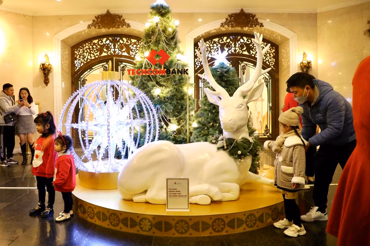 Cây thông Noel, tuần lộc cỡ lớn và hàng loạt đèn nháy lấp lánh…