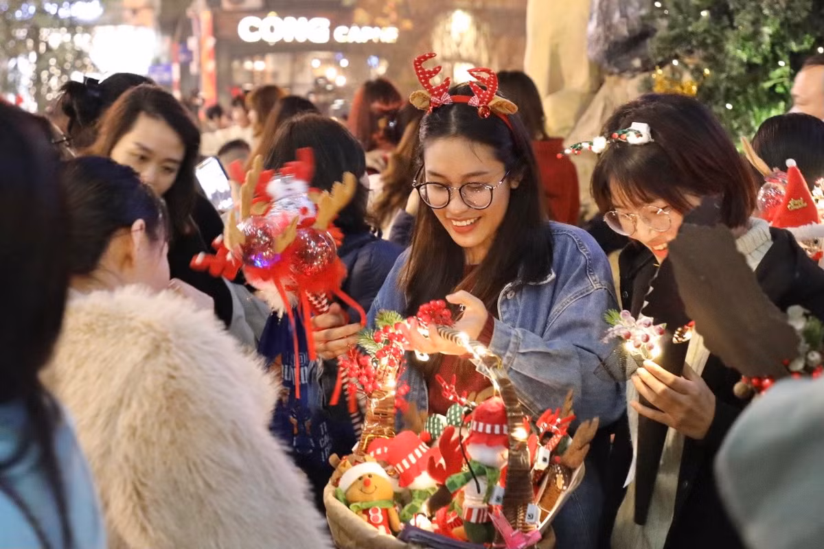Khách tham quan hào hứng mua những món đồ lưu niệm trong dịp Giáng sinh.