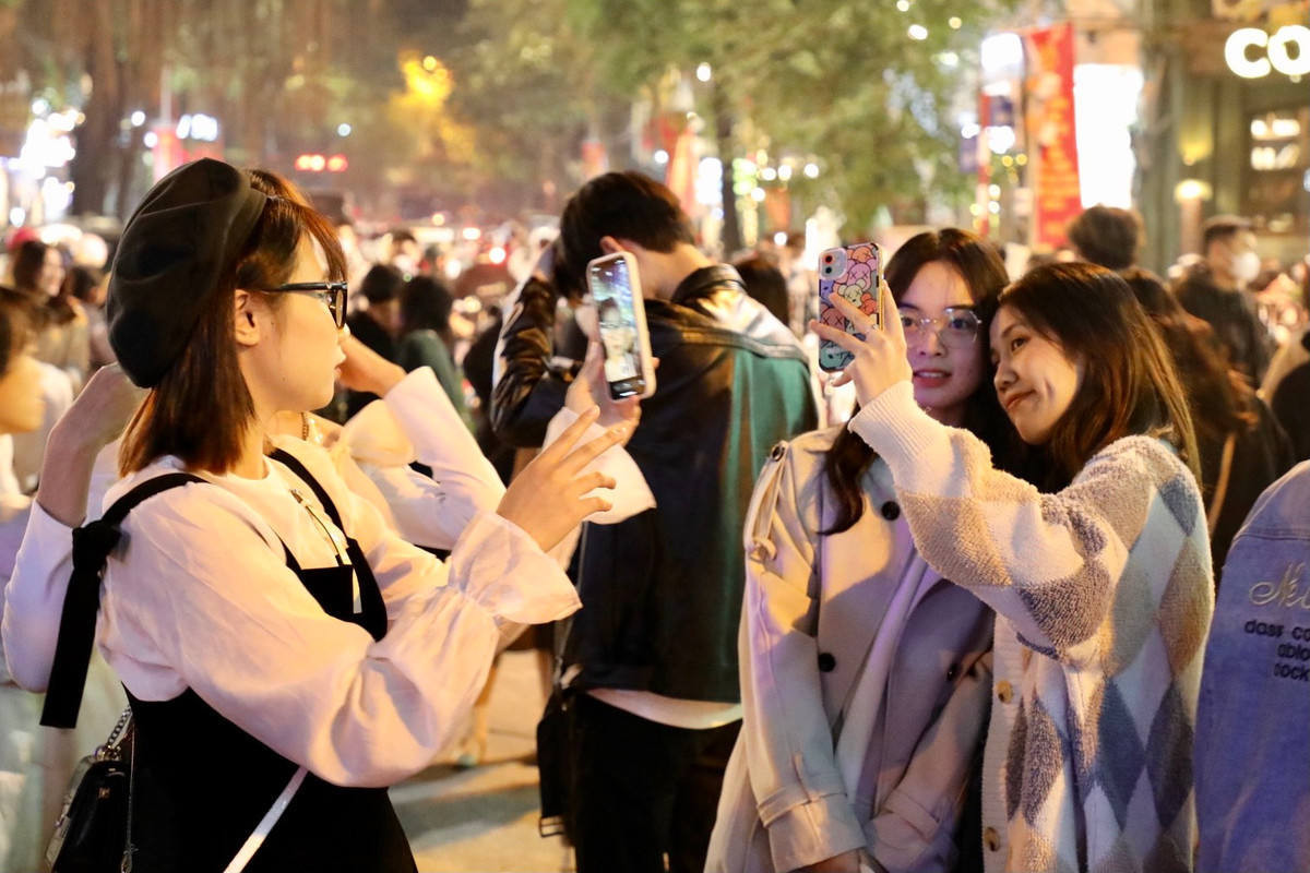 Thời điểm trước Giáng sinh, cả sáng và tối, Nhà thờ Lớn Hà Nội luôn nhộn nhịp, đông đúc du khách đến để tận hưởng bầu không khí vui vẻ, náo nhiệt.