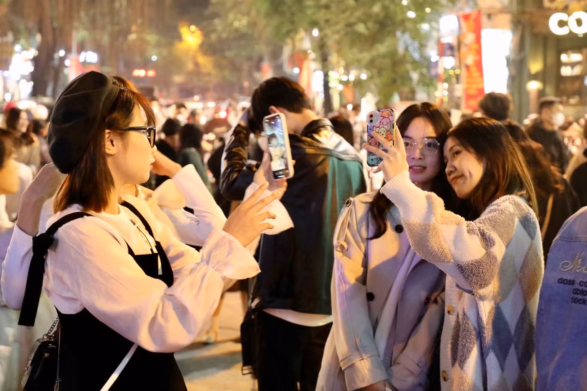 Thời điểm trước Giáng sinh, cả sáng và tối, Nhà thờ Lớn Hà Nội luôn nhộn nhịp, đông đúc du khách đến để tận hưởng bầu không khí vui vẻ, náo nhiệt.