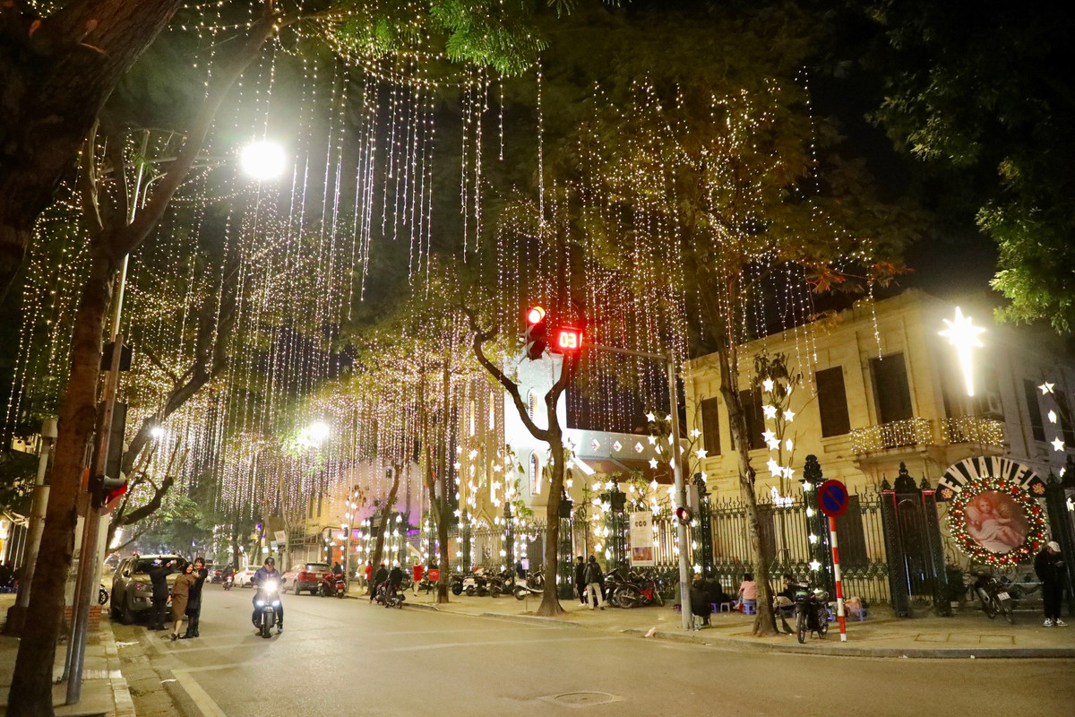 Tại Nhà thờ Hàm Long (phố Hàm Long, quận Hoàn Kiếm) hệ thống đèn điện được trang trí lung linh, sáng rực cả khu phố.