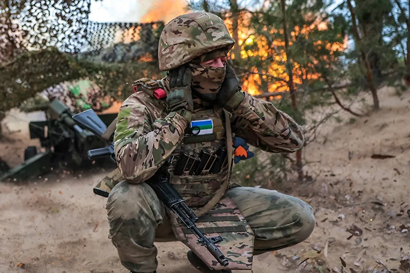 Đồng thời, Quân đội Nga cũng quyết định giành thêm lợi thế trước khi ông Trump can thiệp hòa giải. Theo quan sát viên Yury Podolyaka và hệ thống tình báo nguồn mở DeepState, vào ngày 8/11, quân Nga đã bắt đầu một cuộc phản công mới tại Kursk từ tối ngày 7/11. Ảnh: TASS.