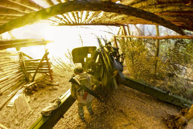 Quân Nga đã sử dụng pháo binh tấn công mạnh vào làng Sviridlikovo để ngăn cản quân Ukraine tập trung lực lượng và ngăn chặn cuộc phản công. Ảnh: TASS.