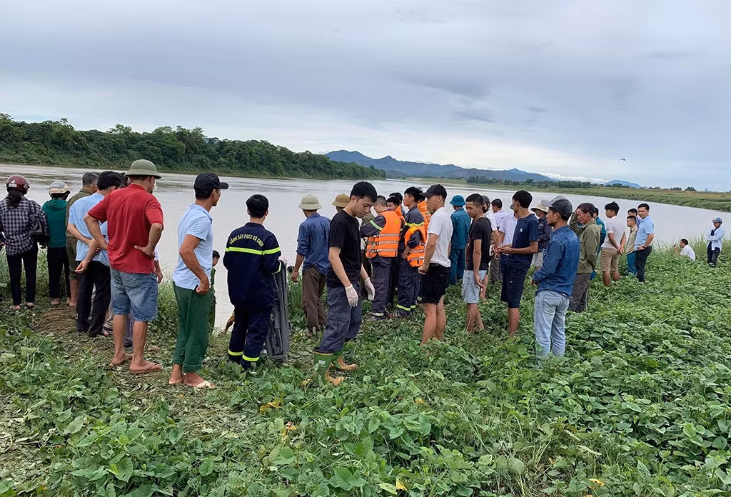 Nghi nhay song tu tu, nu sinh lop 9 duoi nuoc thuong tam